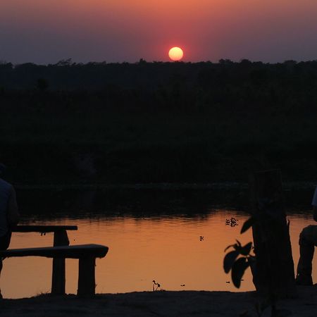 Hotel Jungle Sunset Camp Sauraha Exterior foto