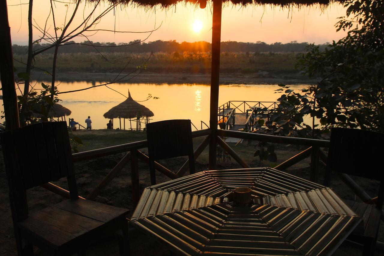 Hotel Jungle Sunset Camp Sauraha Exterior foto